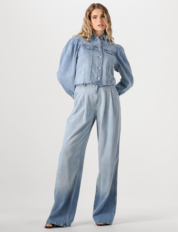 Vrouwelijk model met blond haar en blauw-groene ogen Danielle D.