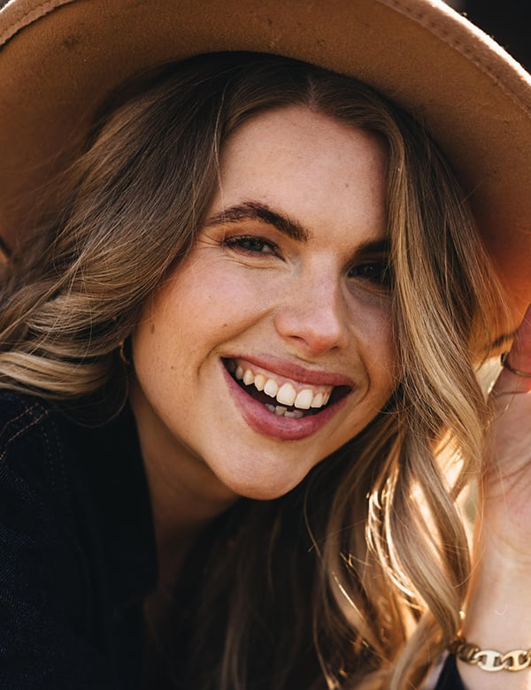 Vrouwelijk model met blond haar en blauw-groene ogen danielle d.