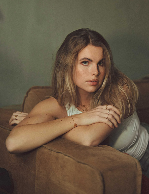 Vrouwelijk model met blond haar en blauw-groen ogen Danielle D.