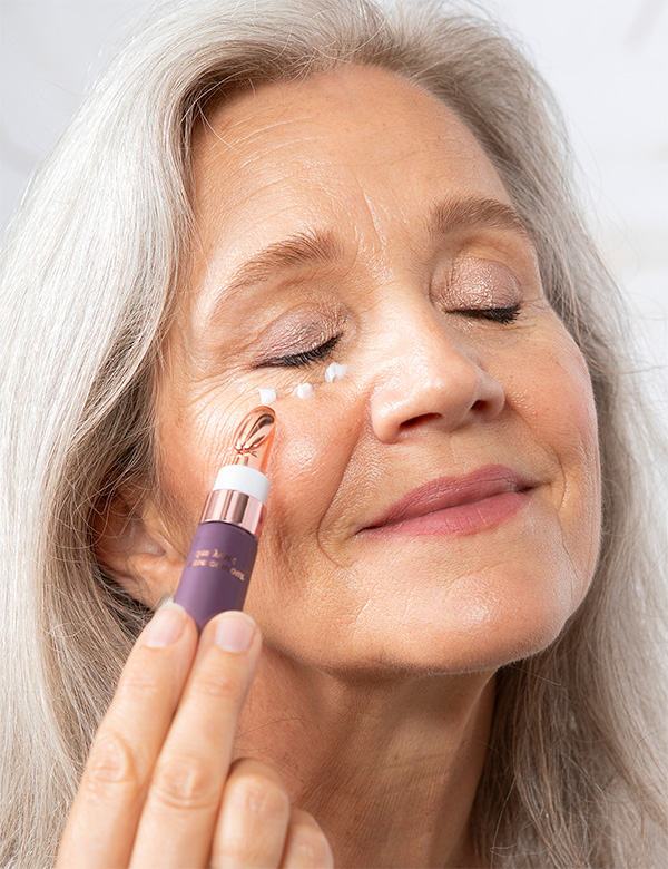 Vrouwelijk model grijs haar Danielle H.