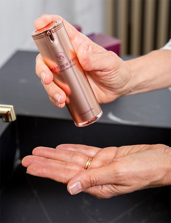 Vrouwelijk model grijs haar Danielle H.