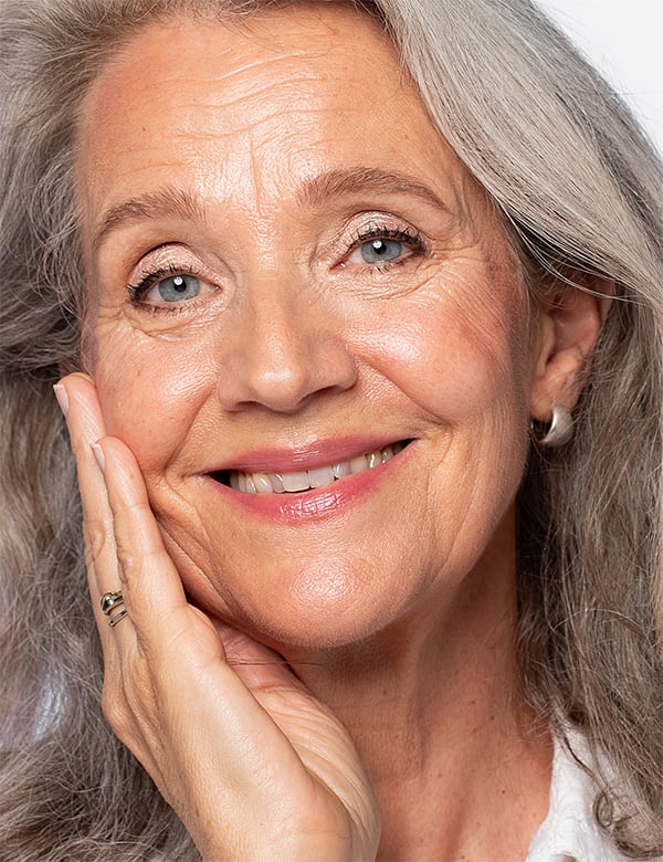 Vrouwelijk model grijs haar Danielle H.