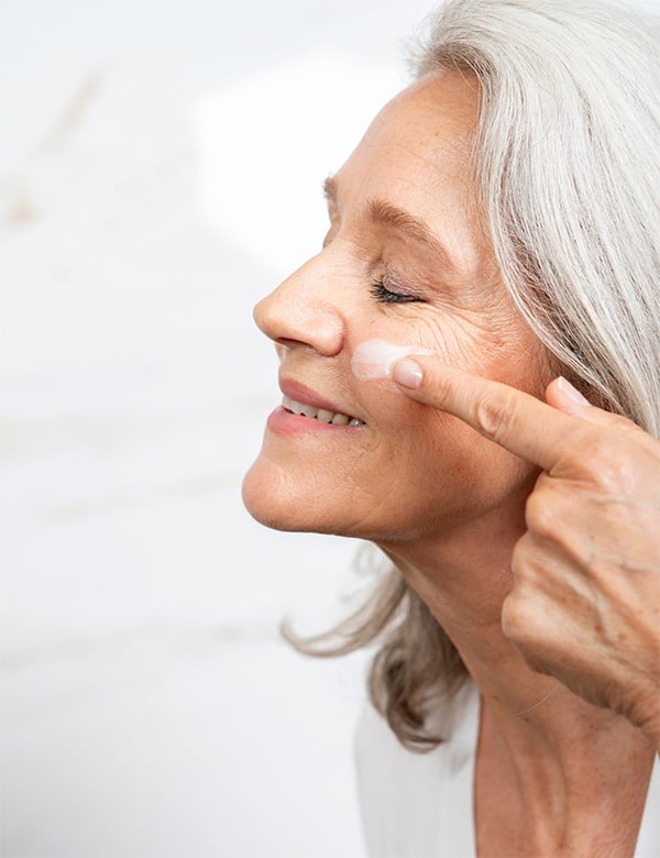 Vrouwelijk model grijs haar Danielle H.