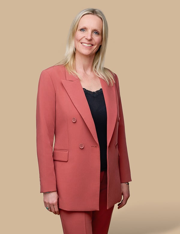 vrouwelijk model met blond haar Danielle Lo.