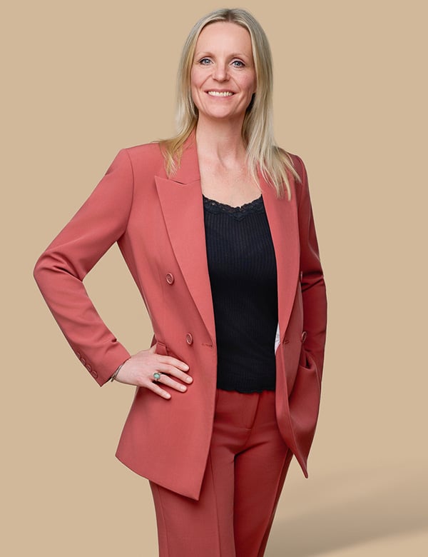vrouwelijk model met blond haar Danielle Lo.
