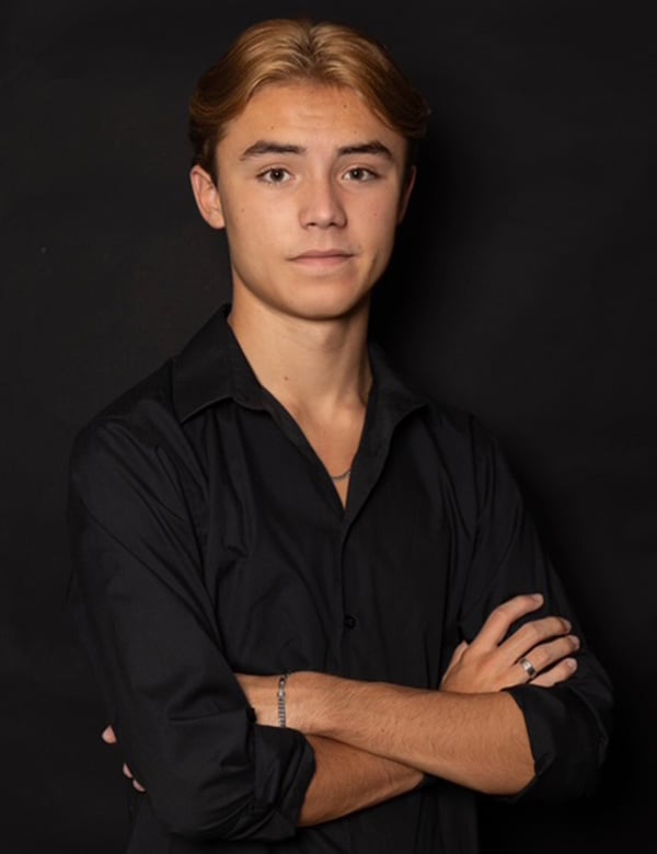 mannelijk model met blond haar en bruine ogen Danny J