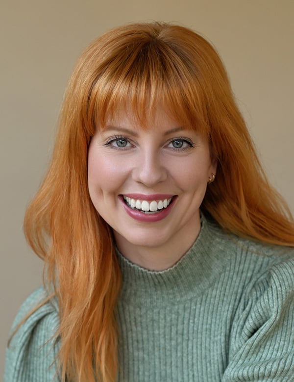 Vrouwelijk model met rood haar daphne l.