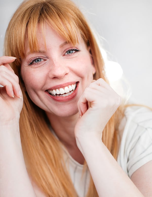 Vrouwelijk model met oranje haar Daphne