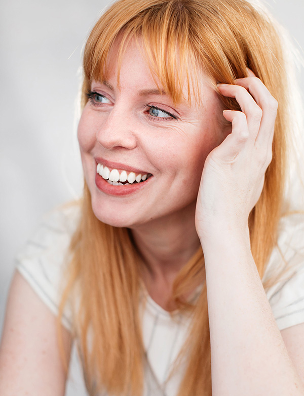 Vrouwelijk model met oranje haar Daphne