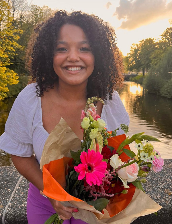 Vrouwelijk model met zwart haar en donkerbruine ogen Dayo.
