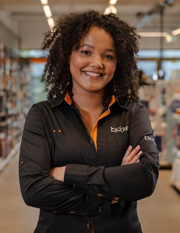 Vrouwelijk model met zwart haar en donkerbruine ogen Dayo.