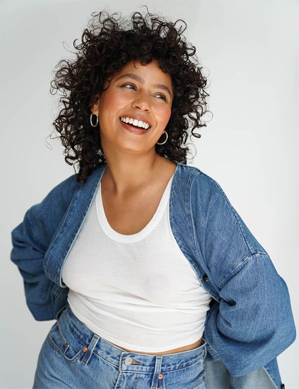 Vrouwelijk model met krullen Deandra