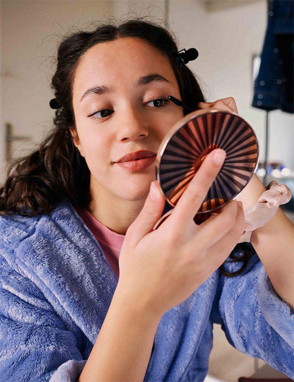 Tienermodel met bruin haar Deena