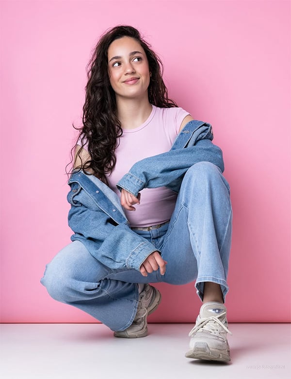 Tienermodel met bruin haar Deena