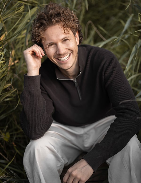 Mannelijk model met bruin haar Delano Ha.