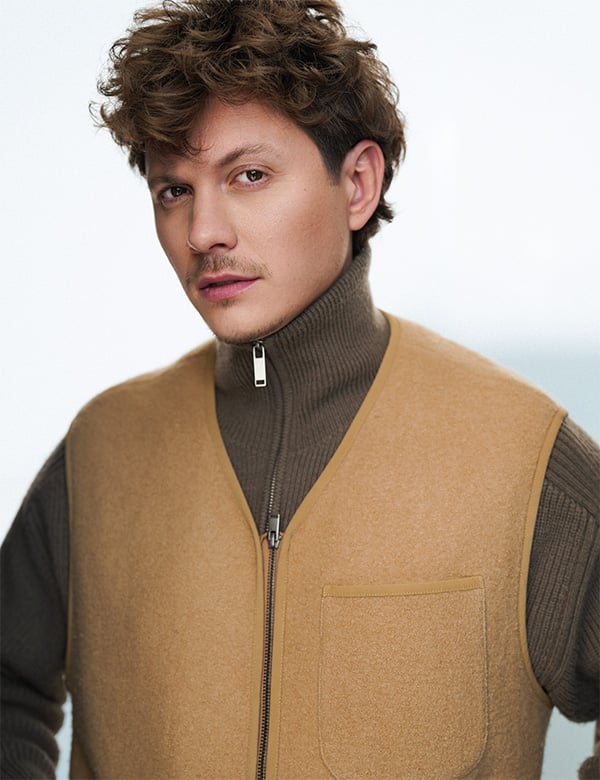 Mannelijk model met bruin haar Delano Ha.