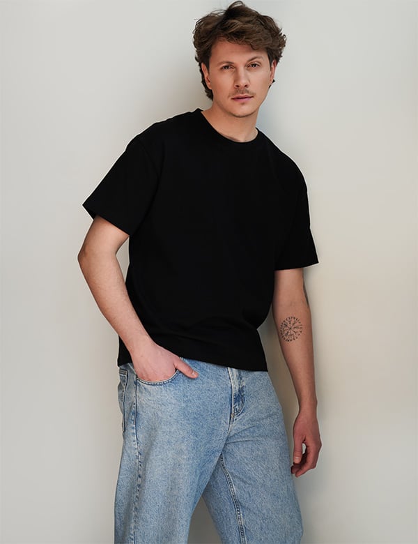 Mannelijk model met bruin haar Delano Ha.