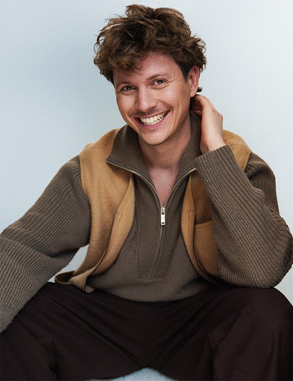 Mannelijk model met bruin haar Delano Ha.