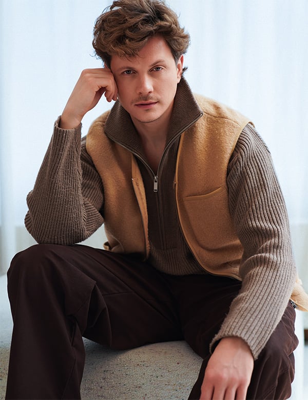 Mannelijk model met bruin haar Delano Ha.