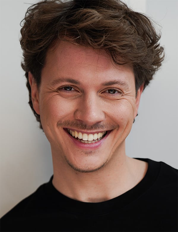 Mannelijk model met bruin haar delano ha.