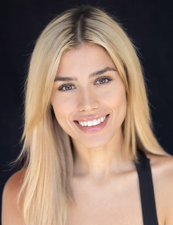 Vrouwelijk model met blond haar delfina