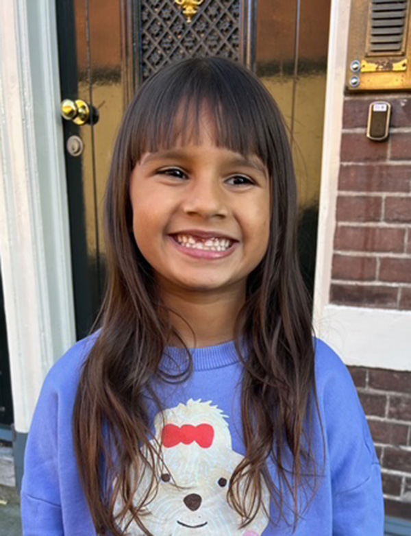 Kinderlijk model met bruin haar.