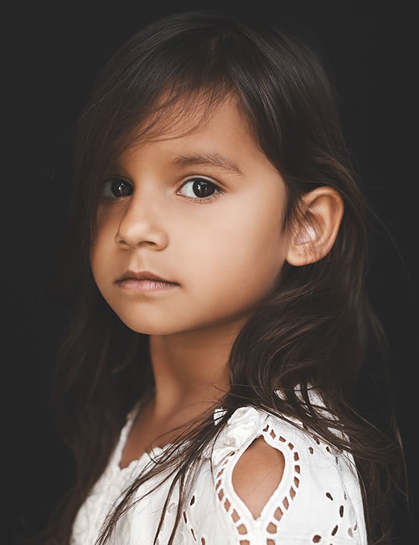Kindermodel met donker haar Delilah