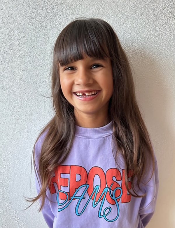 Kinderlijk model met bruin haar.