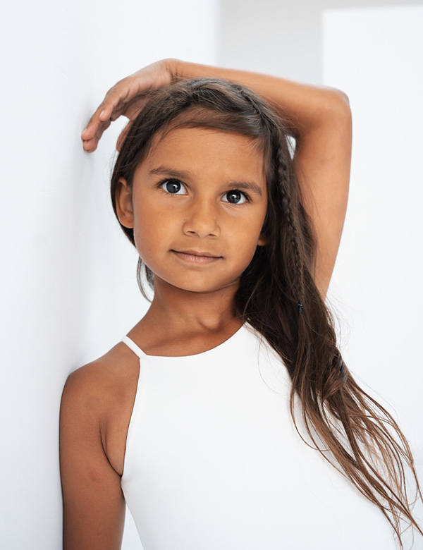 Kinderlijk model met bruin haar.