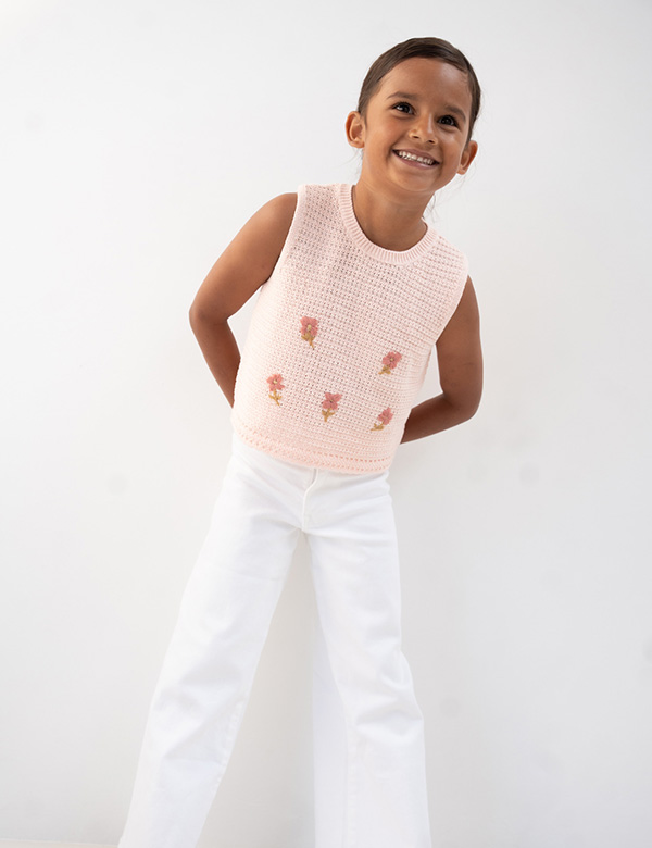 Kinderlijk model met bruin haar.