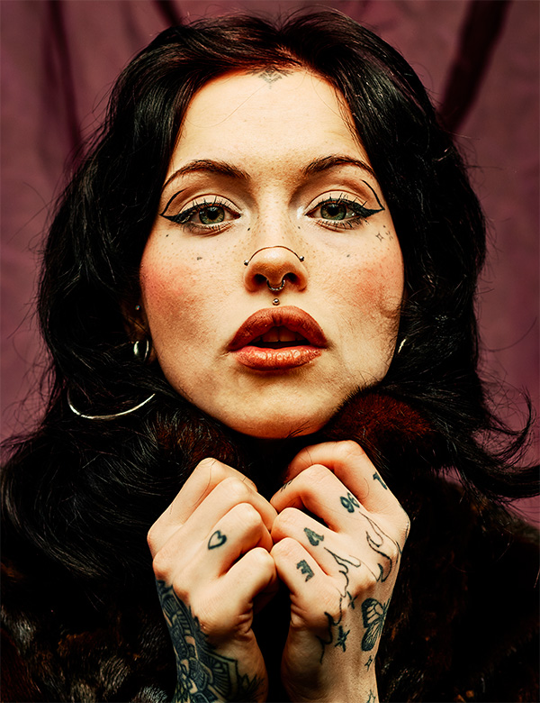 Vrouwelijk model met rood haar Demy R.