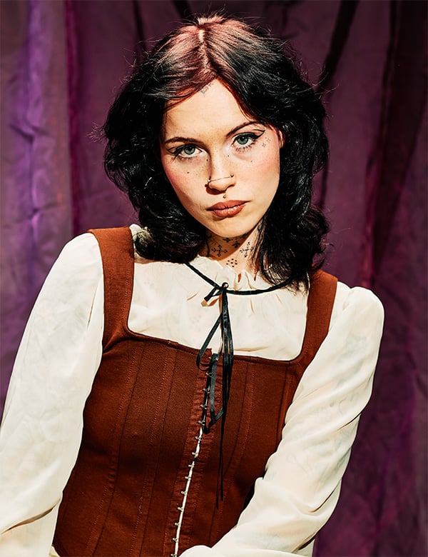 Vrouwelijk model met rood haar Demy R.