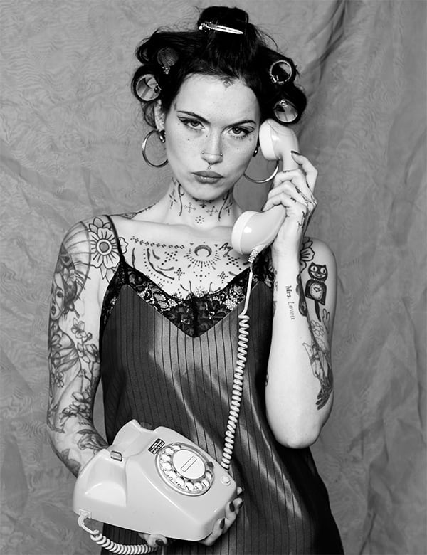 Vrouwelijk model met rood haar Demy R.