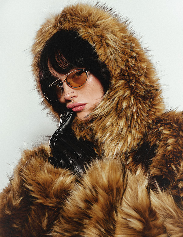 Vrouwelijk model met rood haar Demy R.