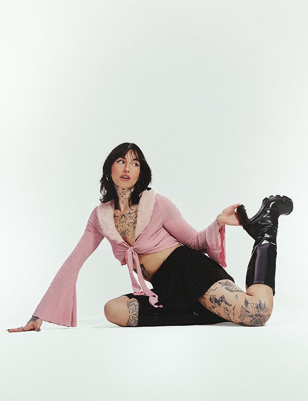 Vrouwelijk model met rood haar Demy R.