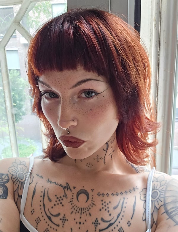 Vrouwelijk model met rood haar demy r.