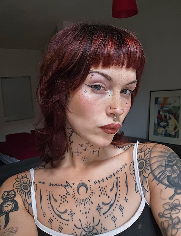 Vrouwelijk model met rood haar Demy R.