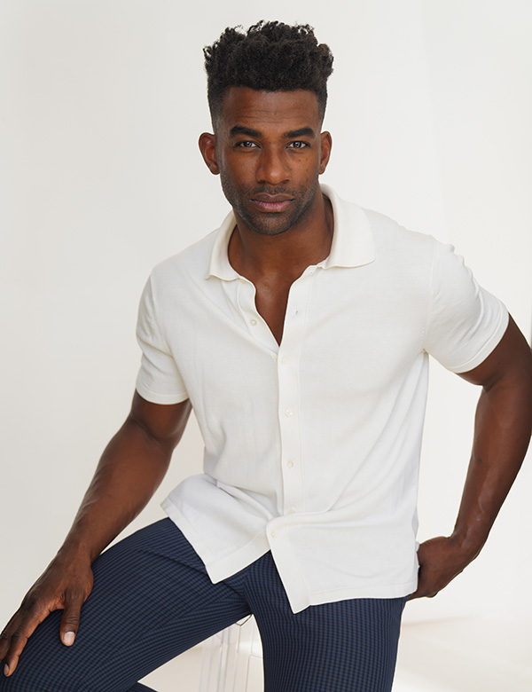 Mannelijk model met zwart koes haar Denilson