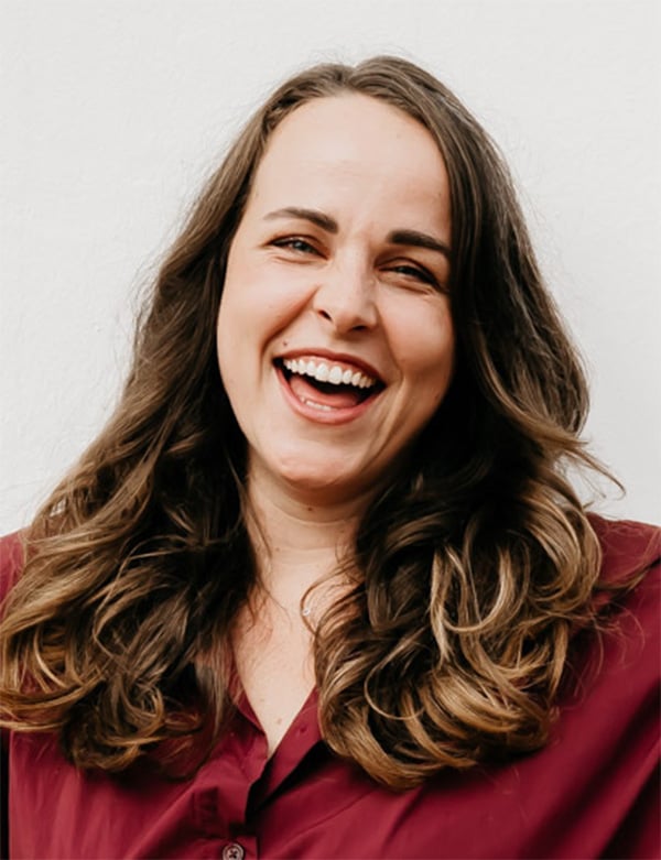 Vrouwelijk model met bruin haar denise