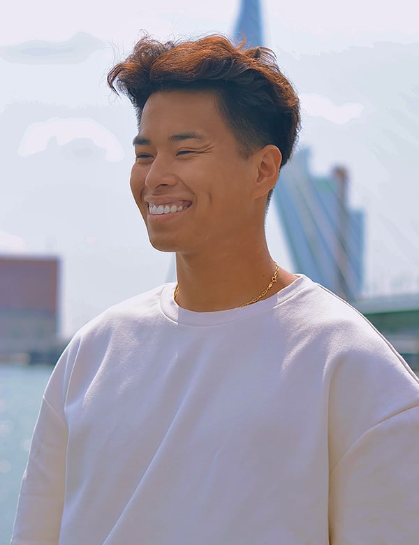 Mannelijk model met zwart haar Dennis L.