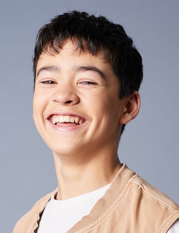 Mannelijk kindermodel met donker haar dexter