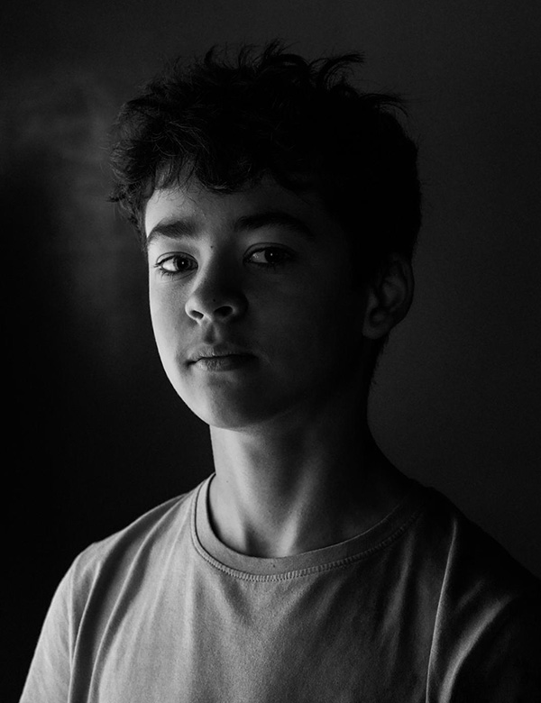Tienermodel met bruin haar Dexter