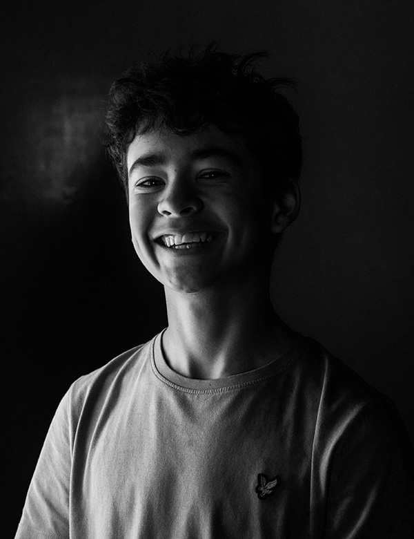 Tienermodel met bruin haar Dexter