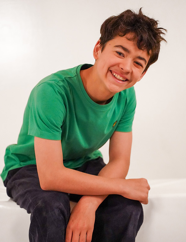 Tienermodel met bruin haar Dexter