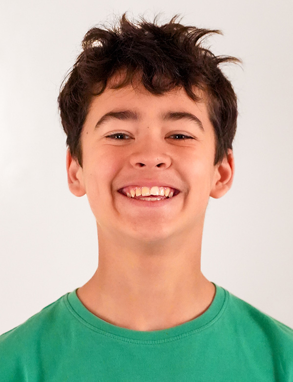 Tienermodel met bruin haar dexter
