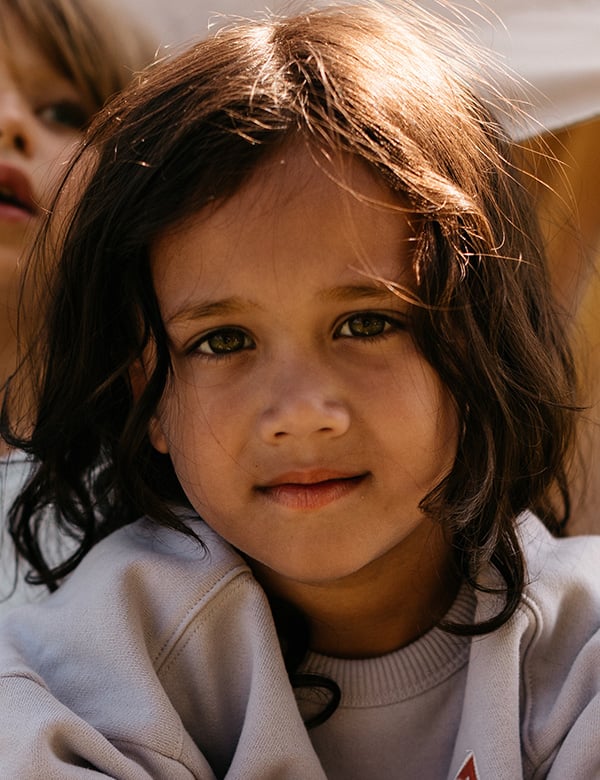 Kindermodel met donkerbruin haar diago