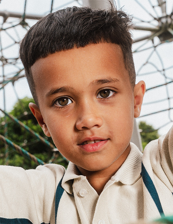 Kindermodel met donkerbruin haar diago-jace