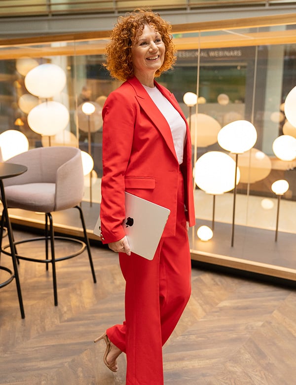 Vrouwelijk model met Rood krullend haar Diana Bo.