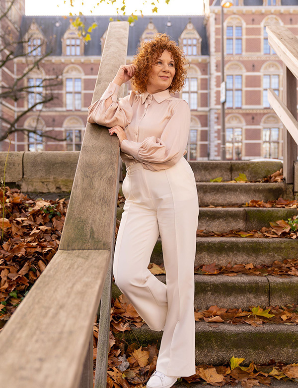 Vrouwelijk model met Rood krullend haar Diana Bo.