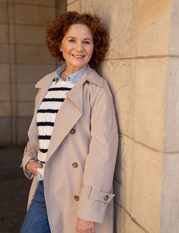 Vrouwelijk model met Rood krullend haar Diana Bo.